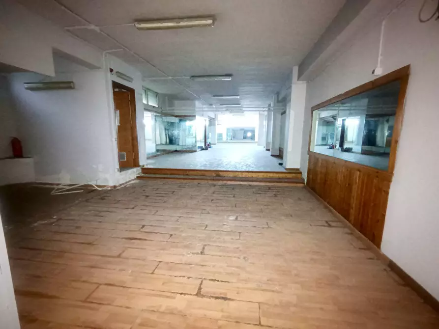 Immagine 8 di Locale commerciale in affitto  a Pomigliano D'arco