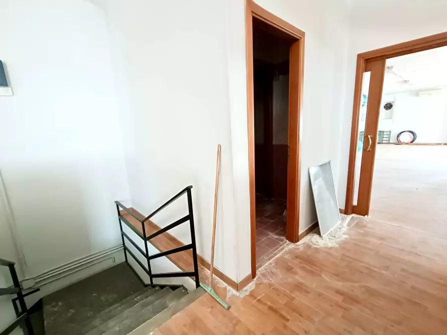Immagine 10 di Locale commerciale in affitto  a Pomigliano D'arco