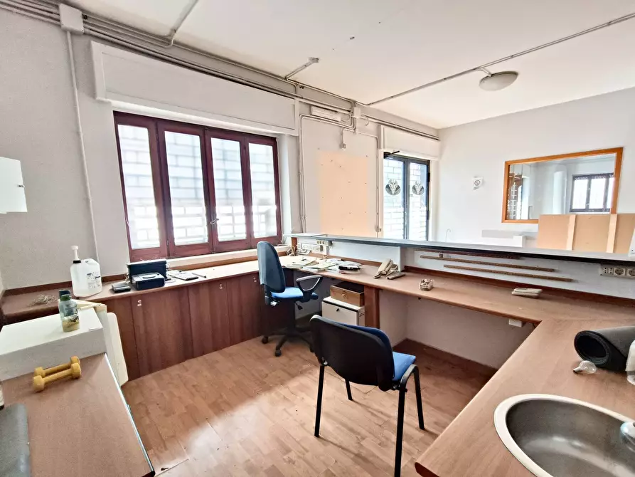 Immagine 11 di Locale commerciale in affitto  a Pomigliano D'arco