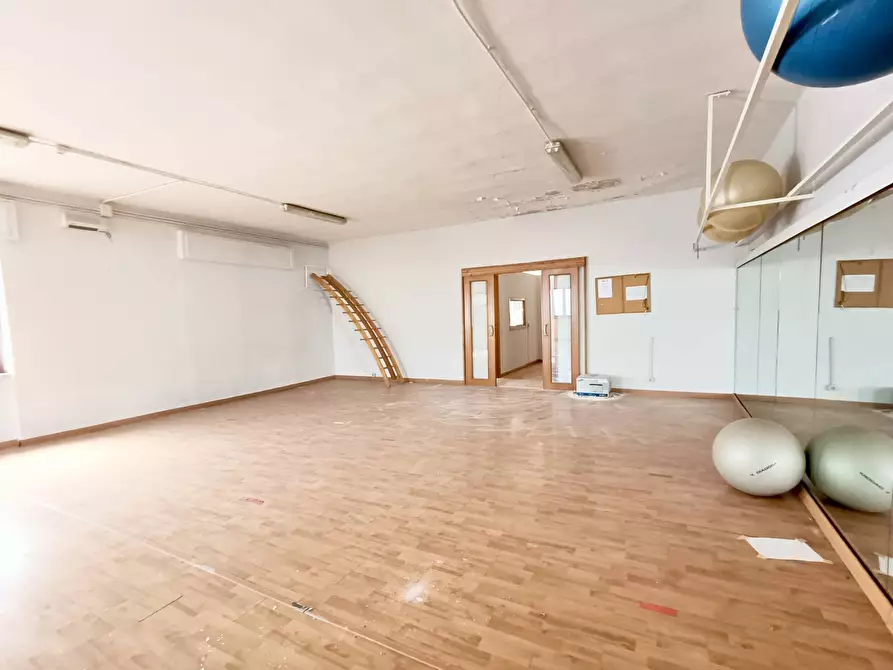 Immagine 12 di Locale commerciale in affitto  a Pomigliano D'arco