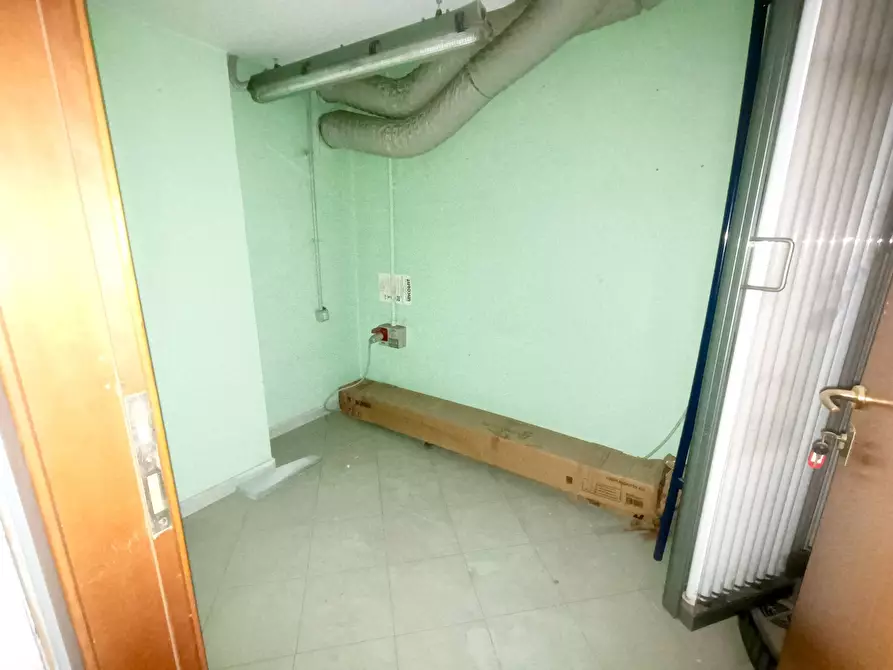 Immagine 13 di Locale commerciale in affitto  a Pomigliano D'arco
