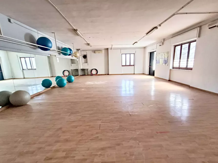 Immagine 14 di Locale commerciale in affitto  a Pomigliano D'arco