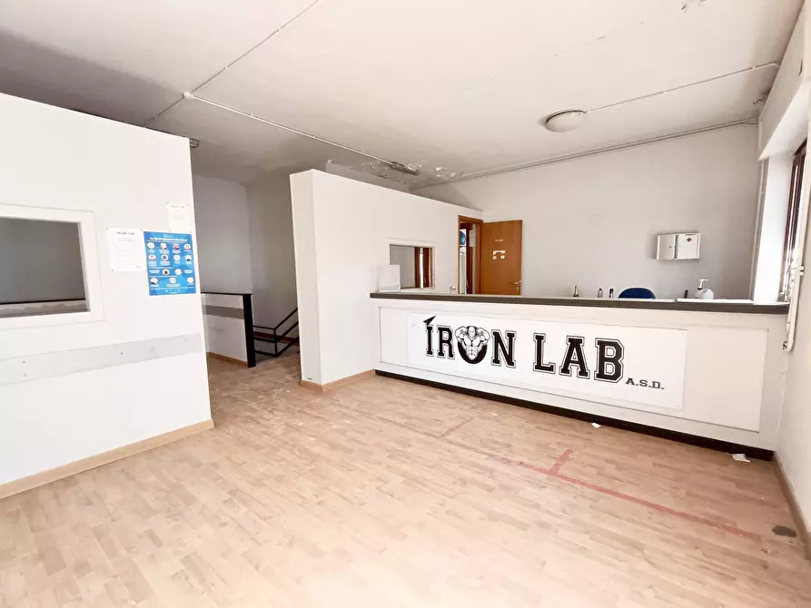 Immagine 15 di Locale commerciale in affitto  a Pomigliano D'arco