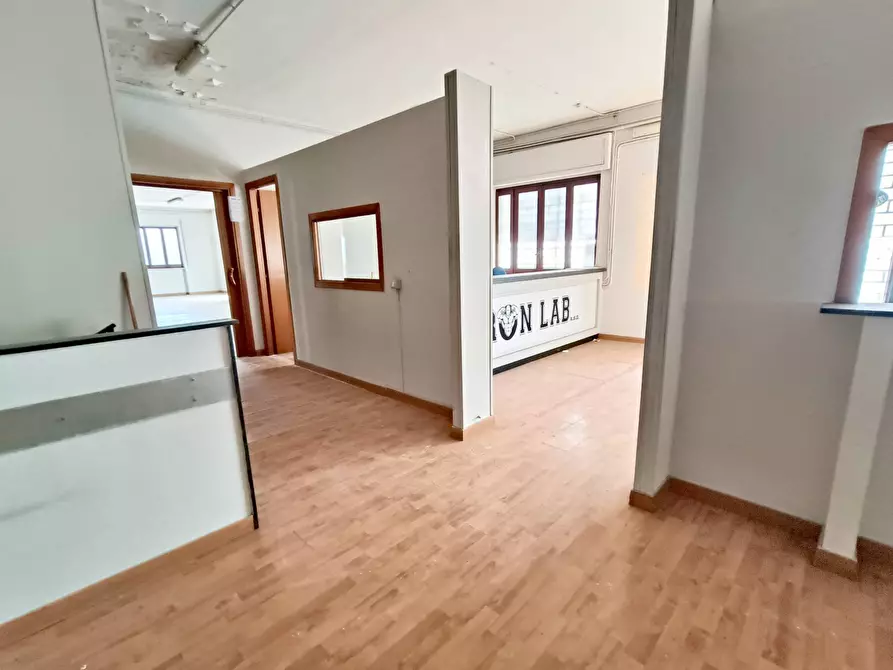 Immagine 17 di Locale commerciale in affitto  a Pomigliano D'arco