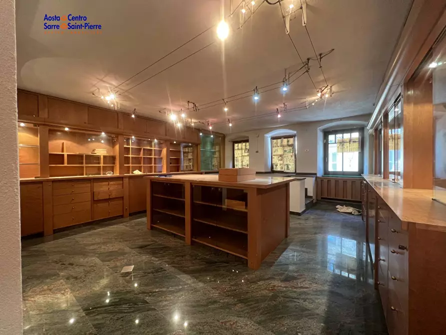 Immagine 10 di Locale commerciale in affitto  in Via Aubert a Aosta