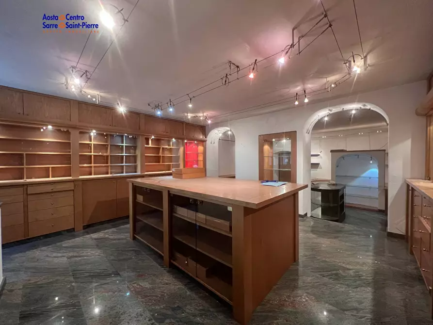 Immagine 12 di Locale commerciale in affitto  in Via Aubert a Aosta