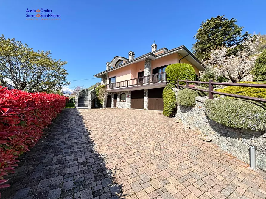 Immagine 1 di Villa in vendita  in Via Delle Betulle a Aosta