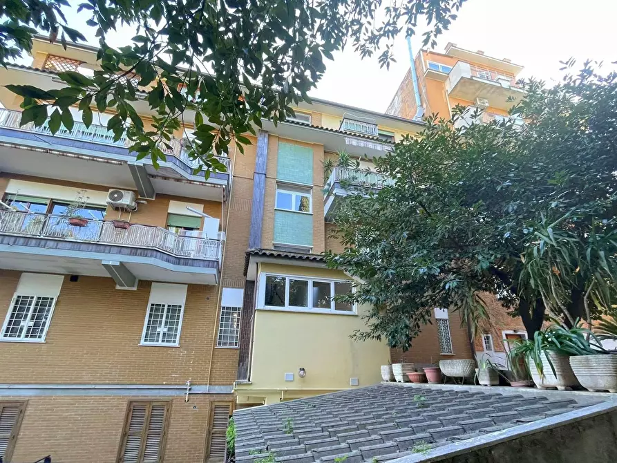 Immagine 1 di Appartamento in vendita  in Via Basilio Puoti a Roma