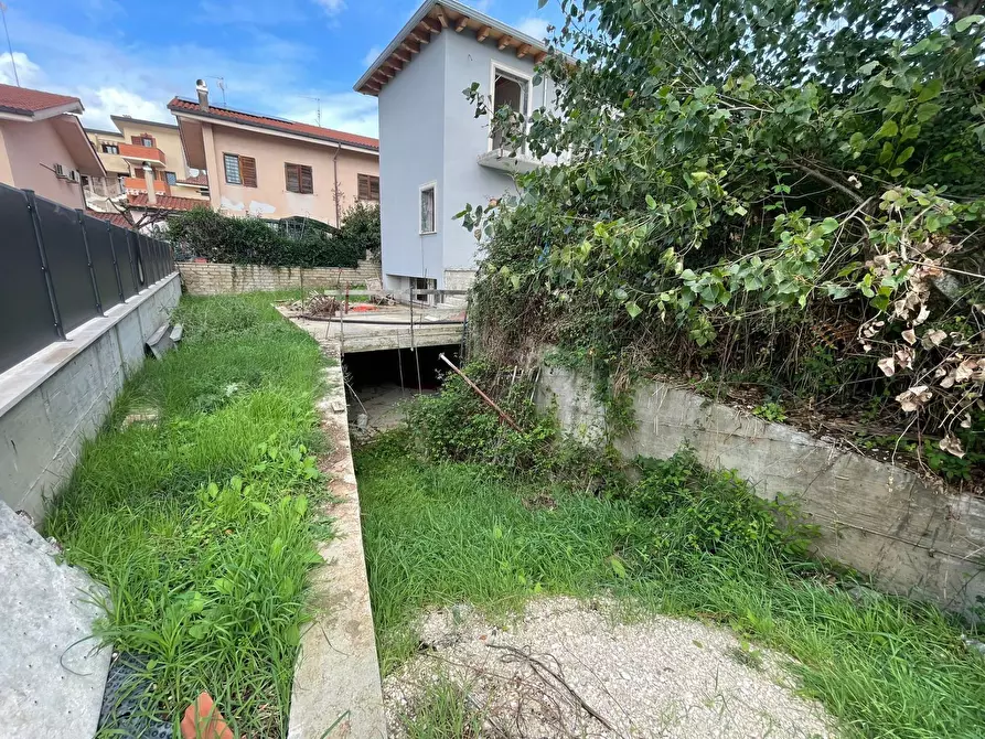 Immagine 1 di Villa in vendita  in via colleferro a Guidonia Montecelio