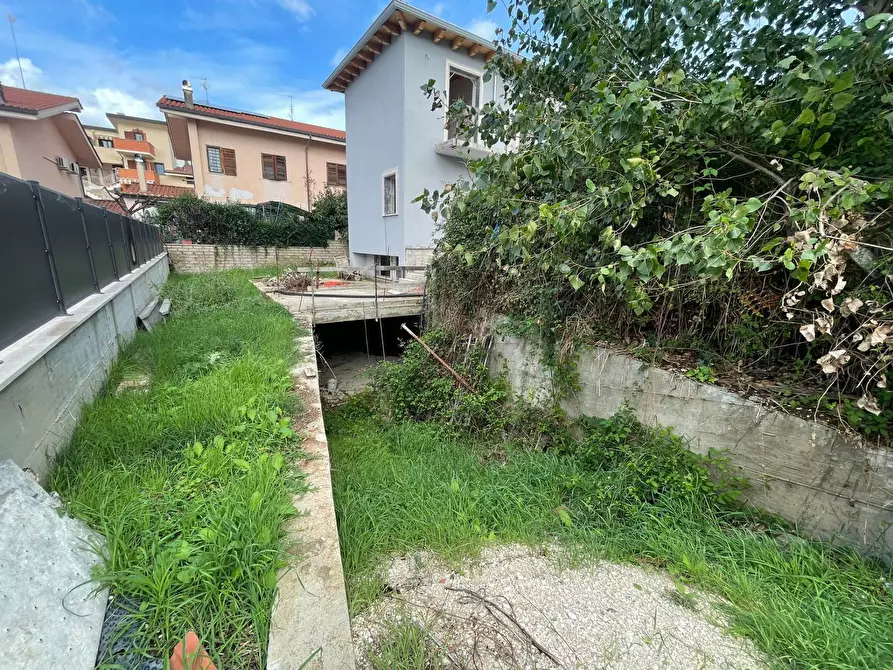 Immagine 2 di Villa in vendita  in via colleferro a Guidonia Montecelio