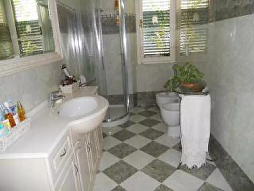 Immagine 11 di Appartamento in vendita  in via cavallotti a Viareggio