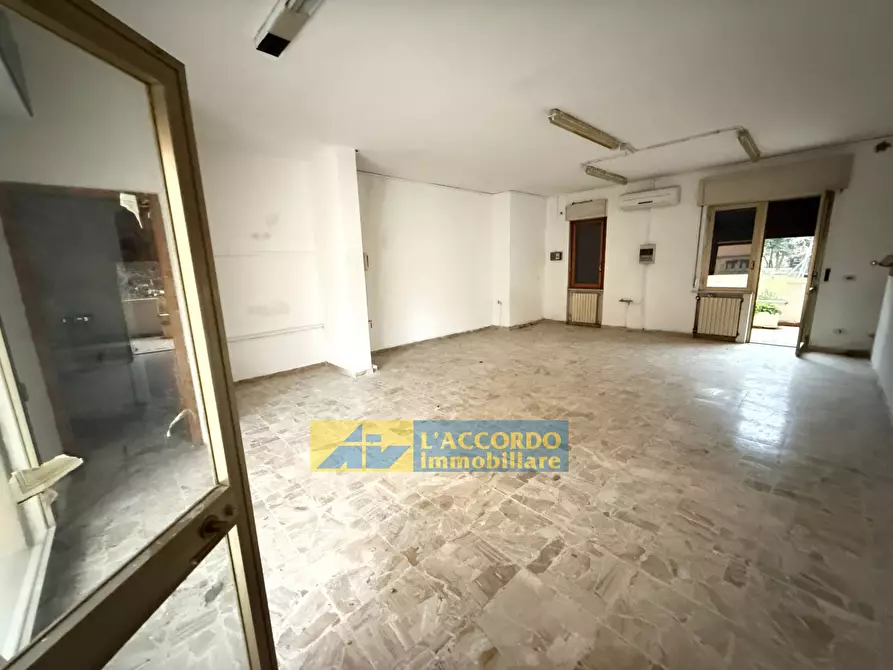 Immagine 11 di Locale commerciale in vendita  in VIA SULMONA a Chieti