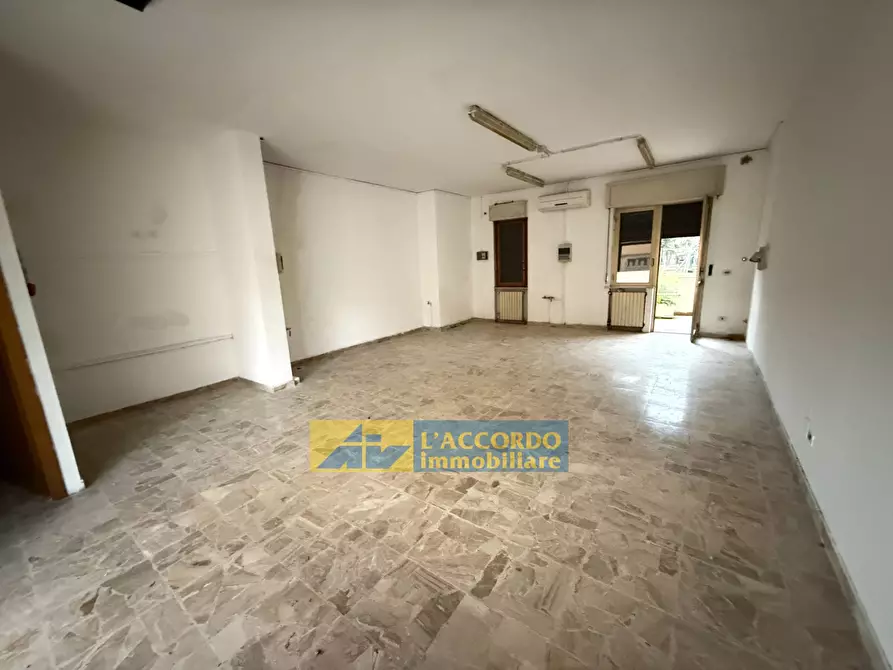 Immagine 12 di Locale commerciale in vendita  in VIA SULMONA a Chieti