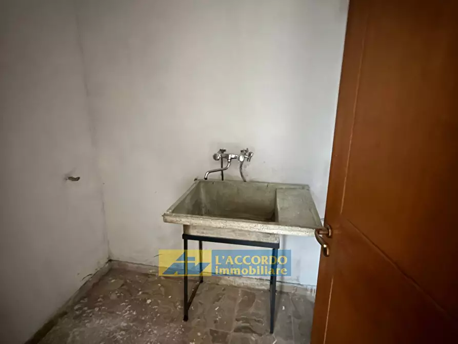 Immagine 15 di Locale commerciale in vendita  in VIA SULMONA a Chieti