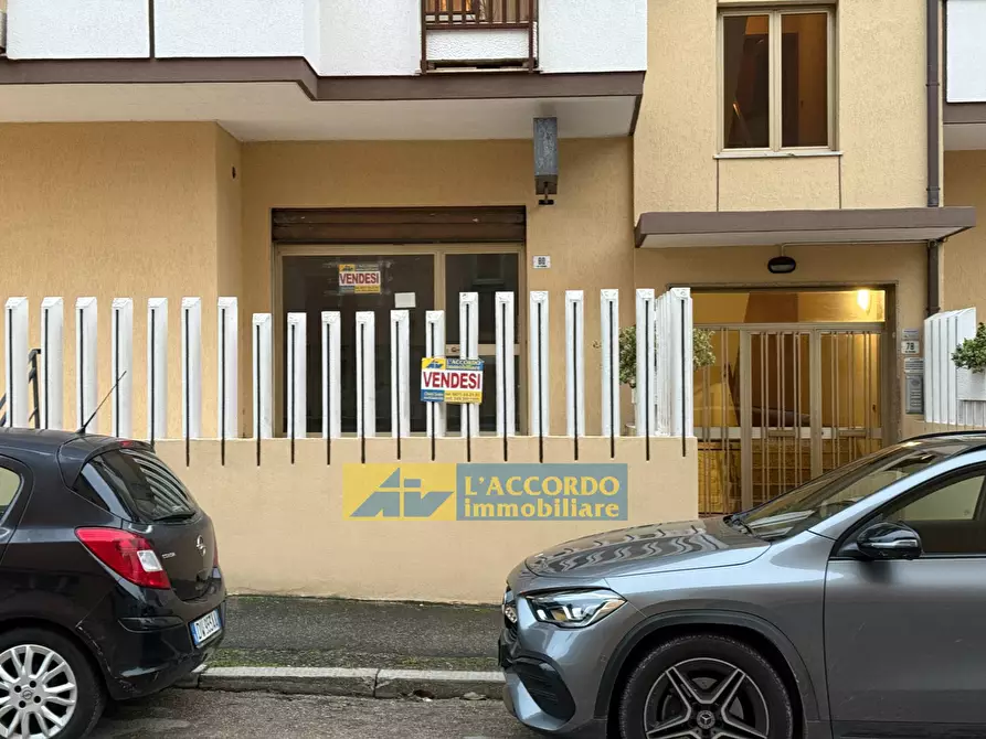Immagine 16 di Locale commerciale in vendita  in VIA SULMONA a Chieti