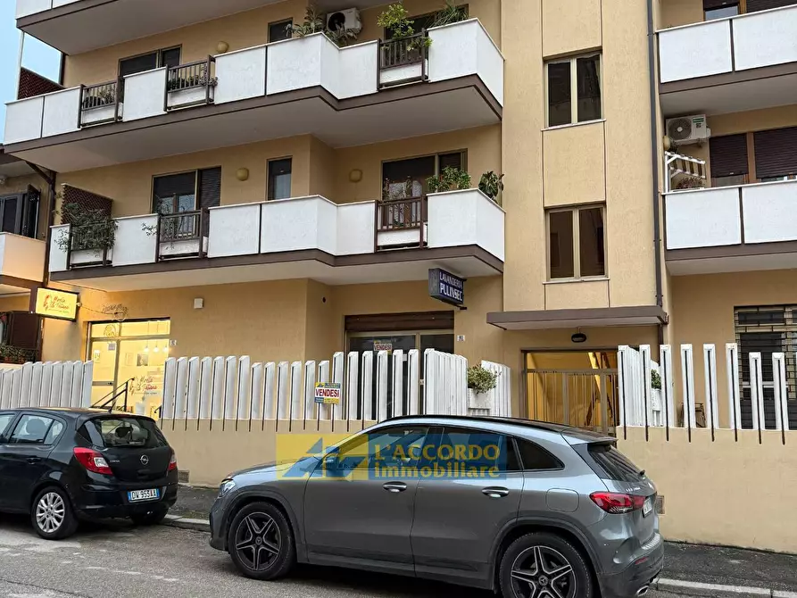 Immagine 17 di Locale commerciale in vendita  in VIA SULMONA a Chieti