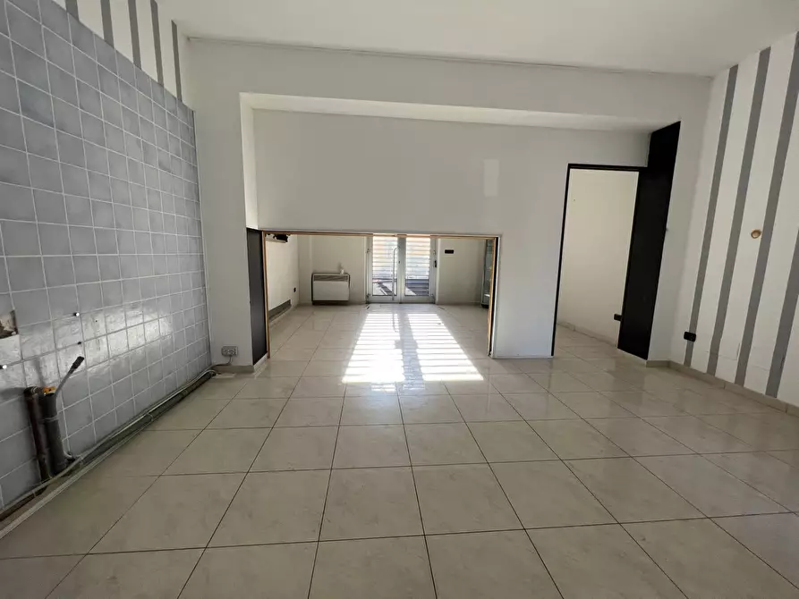 Immagine 7 di Locale commerciale in affitto  in Piazza Mazzini a Ariano Irpino