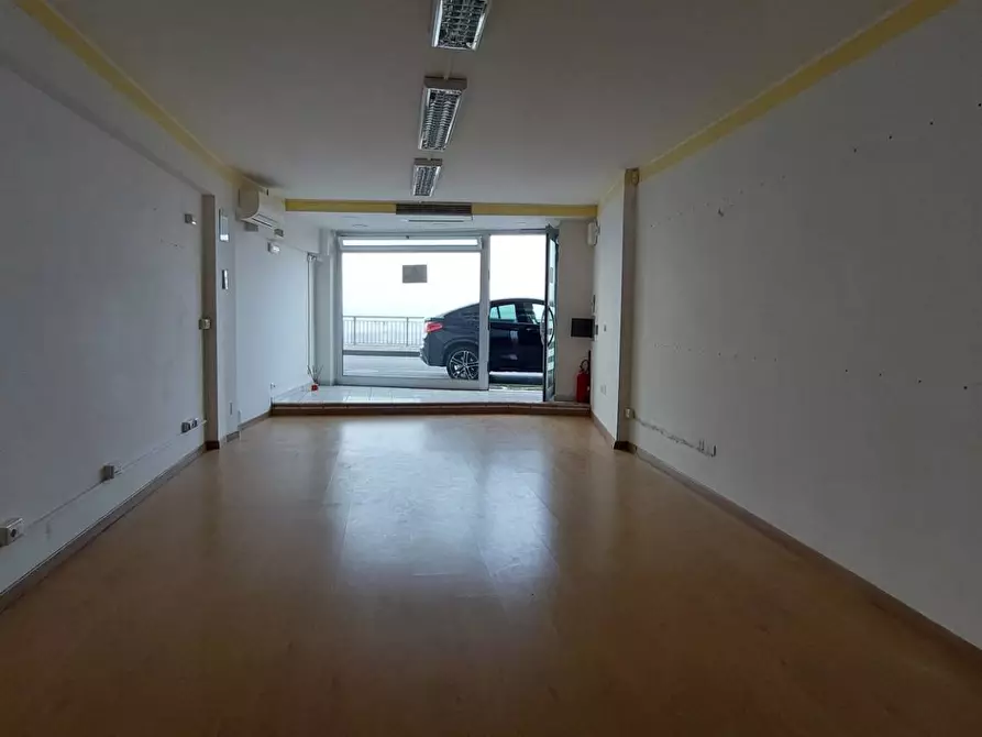 Immagine 4 di Locale commerciale in vendita  in via xxv aprile a Ariano Irpino