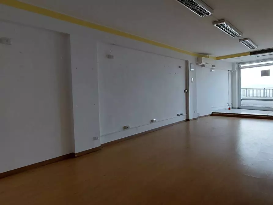 Immagine 10 di Locale commerciale in vendita  in via xxv aprile a Ariano Irpino