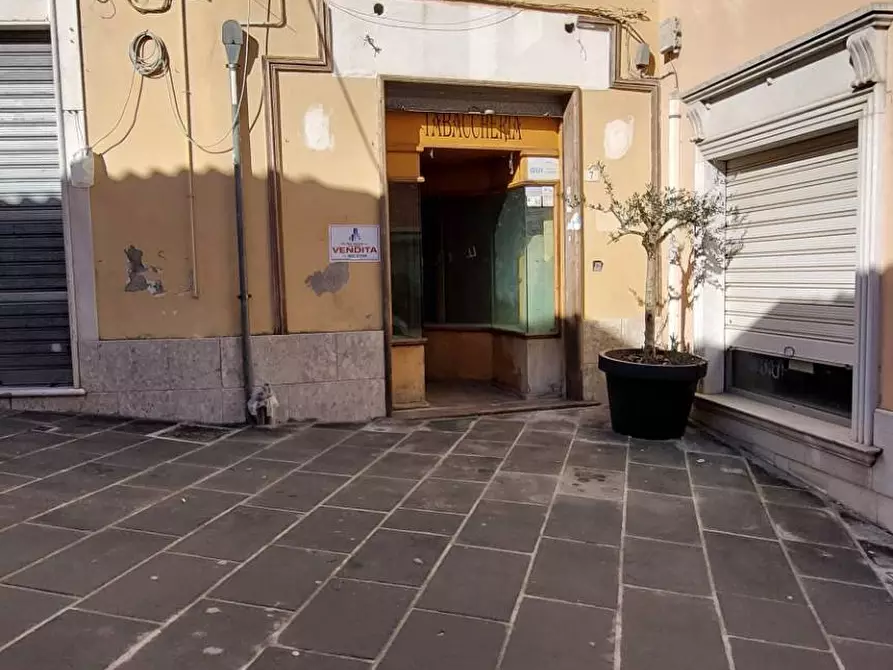 Immagine 1 di Locale commerciale in vendita  in via d'afflitto a Ariano Irpino