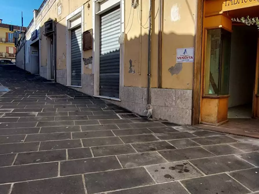 Immagine 2 di Locale commerciale in vendita  in via d'afflitto a Ariano Irpino