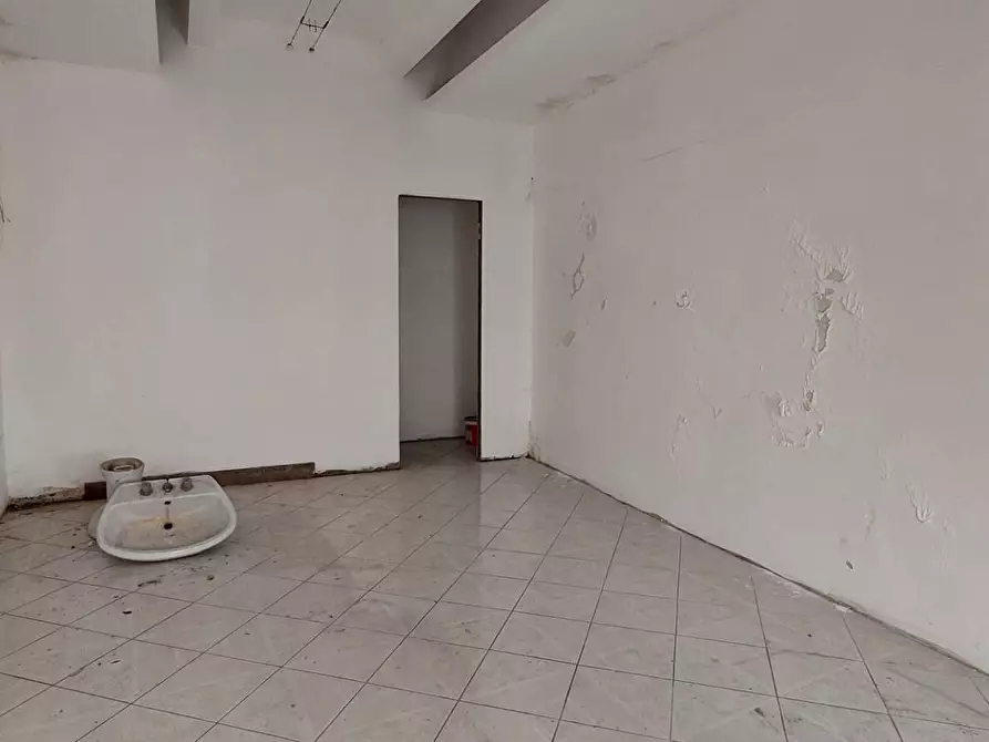 Immagine 4 di Locale commerciale in vendita  in via d'afflitto a Ariano Irpino