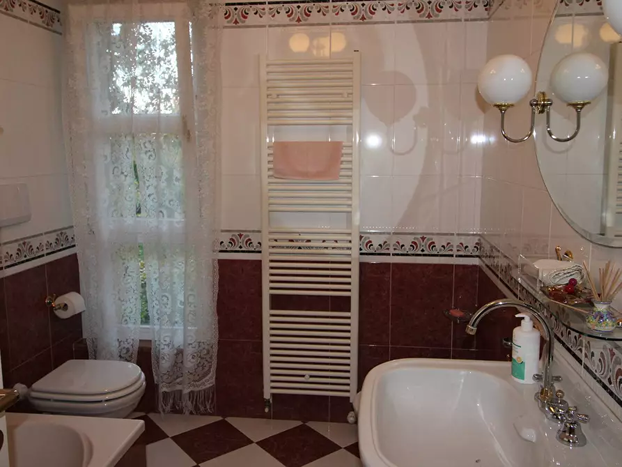 Immagine 21 di Villa in vendita  in via ugo foscolo a Appignano Del Tronto