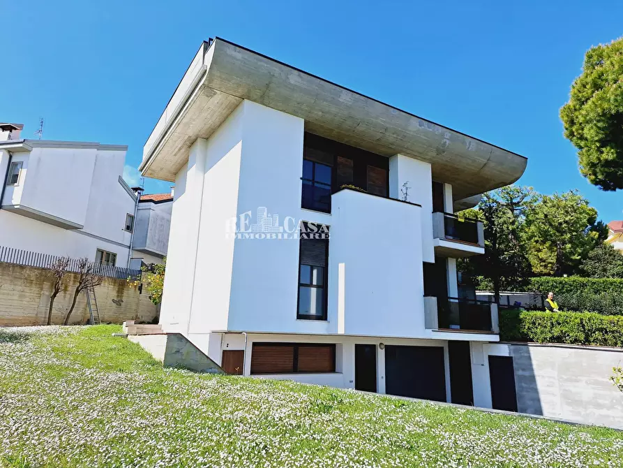 Immagine 1 di Villa in vendita  in via giuseppe guarnieri a Offida