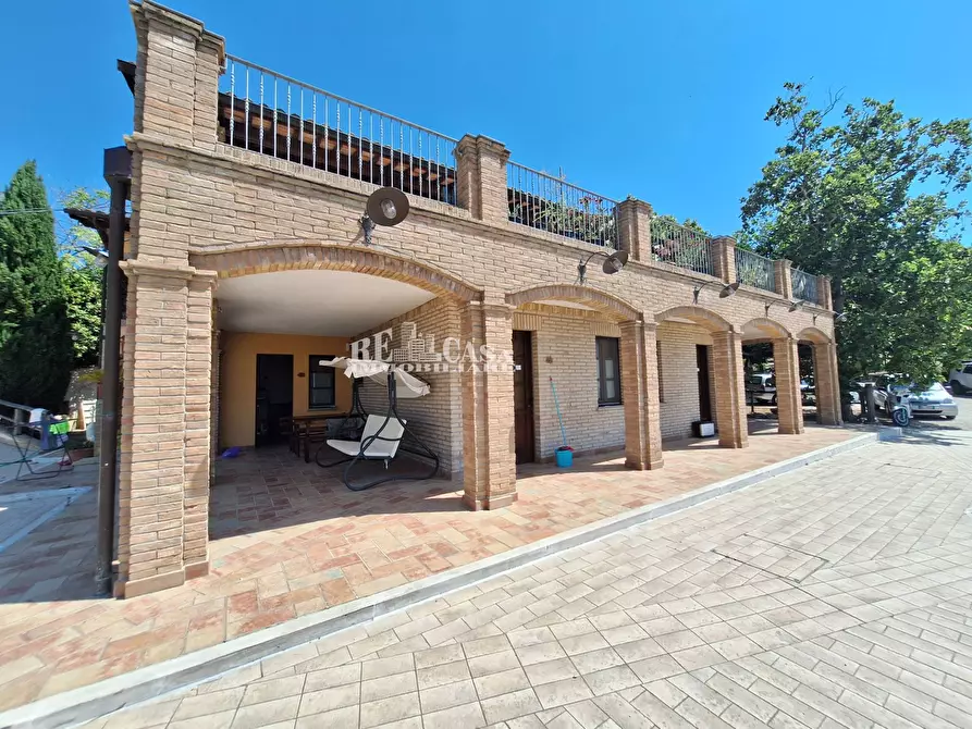 Immagine 1 di Agriturismo in vendita  a Acquaviva Picena