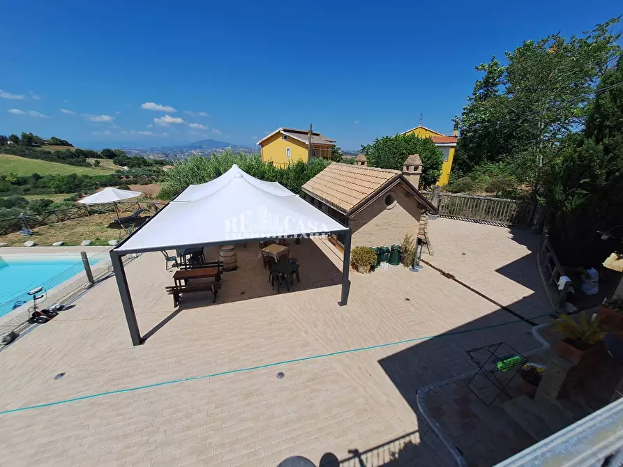 Immagine 19 di Agriturismo in vendita  a Acquaviva Picena