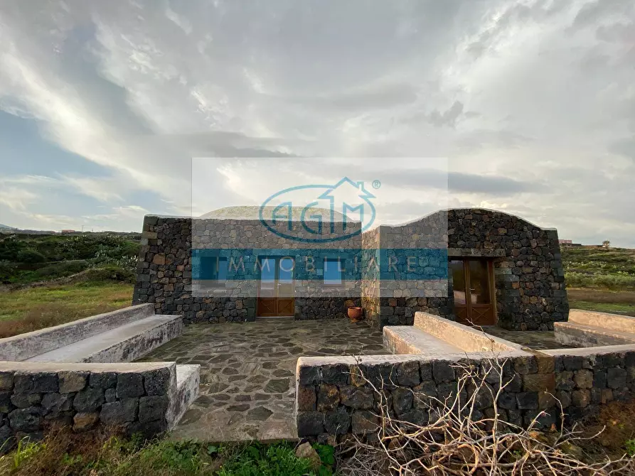 Immagine 1 di Villa in affitto  in Via del Talu a Pantelleria