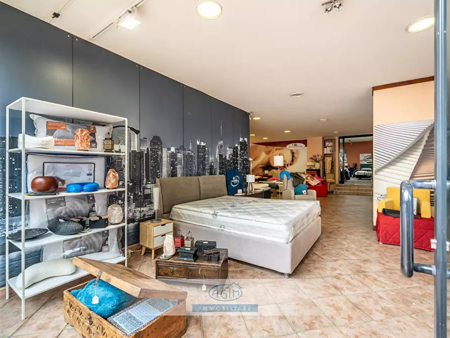 Immagine 9 di Locale commerciale in affitto  in Via Vincenzo Barbera 21 a Palermo