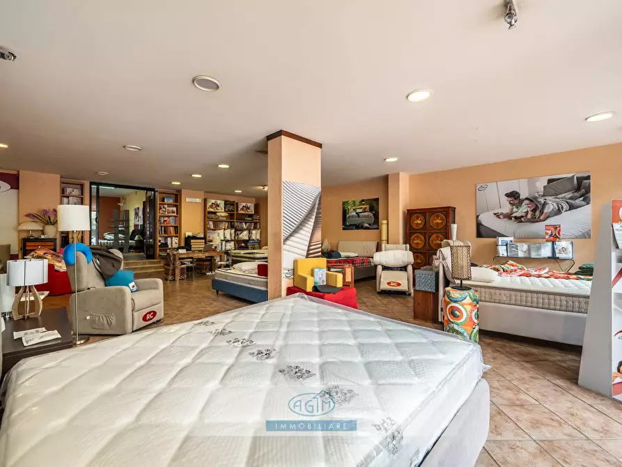 Immagine 10 di Locale commerciale in affitto  in Via Vincenzo Barbera 21 a Palermo