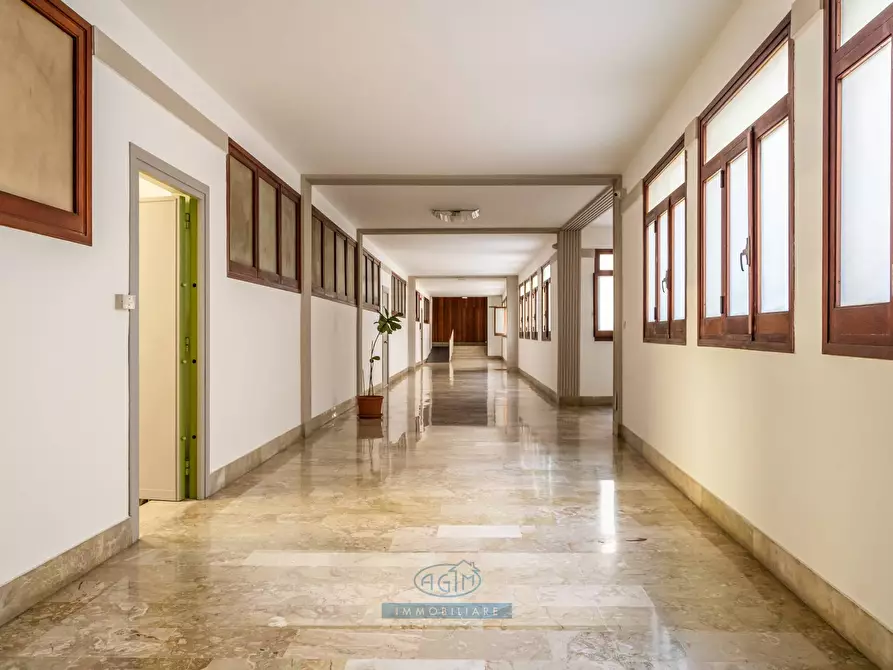 Immagine 31 di Locale commerciale in affitto  in Via Vincenzo Barbera 21 a Palermo