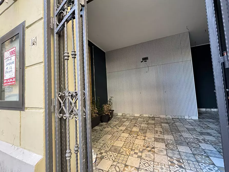 Immagine 17 di Locale commerciale in vendita  in Via Valenti 3 a Palermo