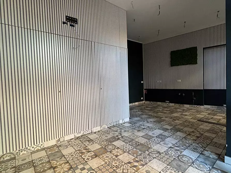 Immagine 30 di Locale commerciale in vendita  in Via Valenti 3 a Palermo