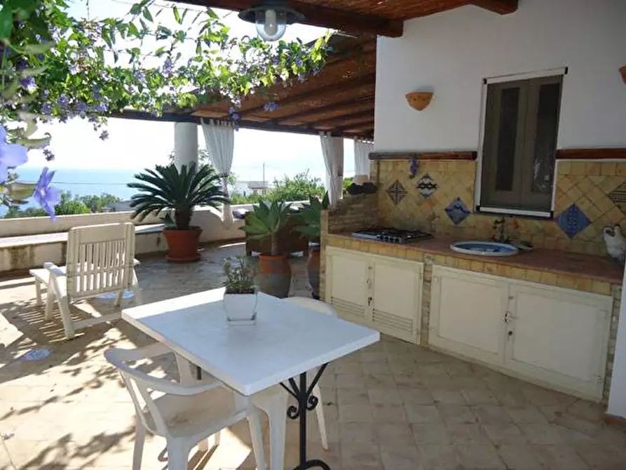 Immagine 12 di Villa in vendita  in Via Rinascente a Santa Marina Salina