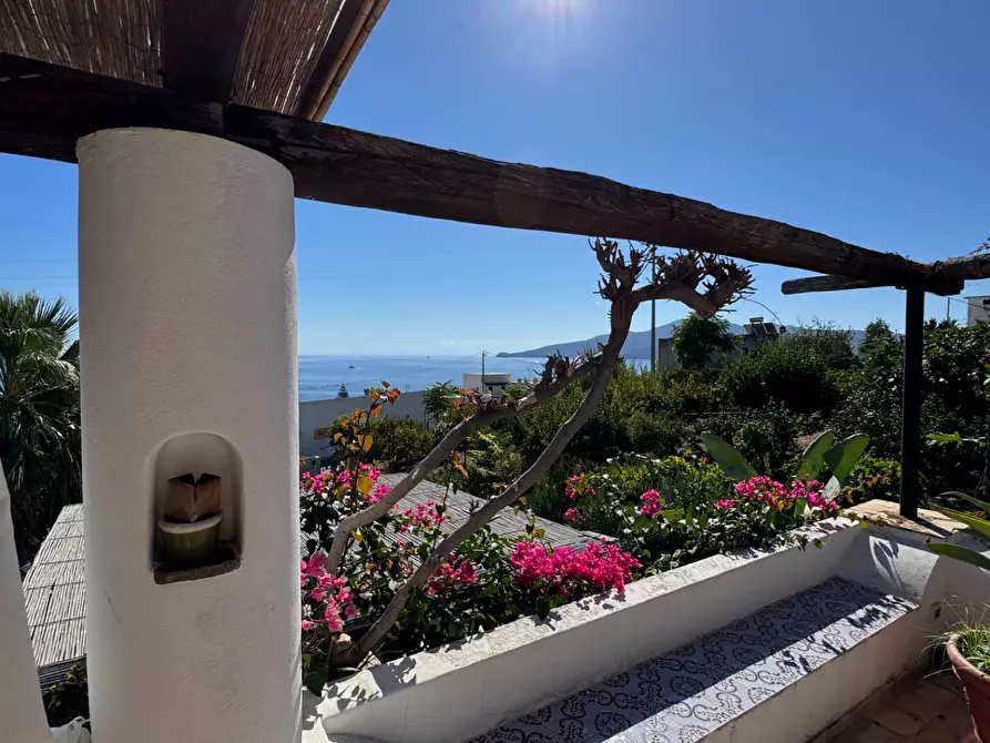 Immagine 15 di Villa in vendita  in Via Rinascente a Santa Marina Salina