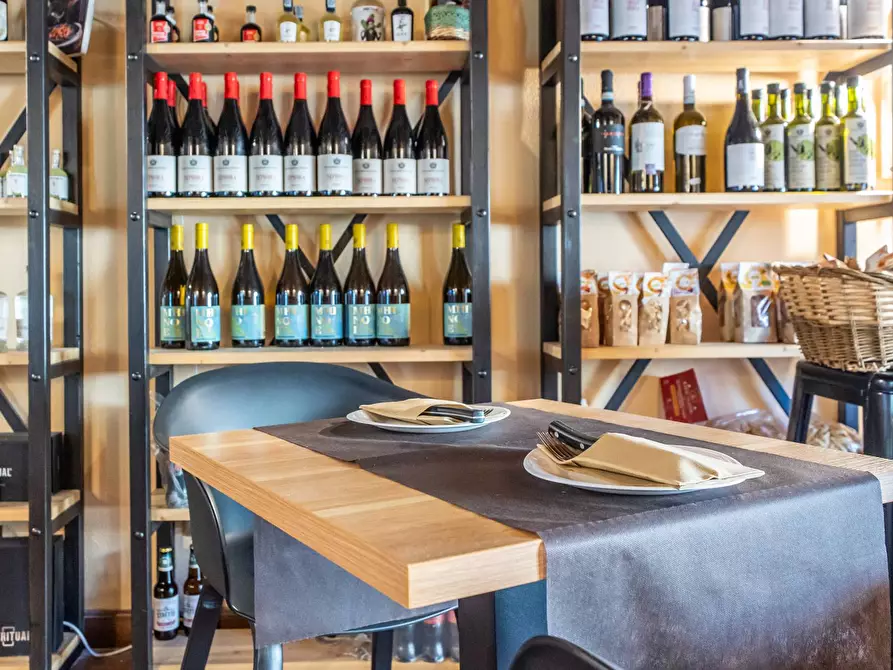 Immagine 10 di Locale commerciale in vendita  in Via Volturno 120 a Palermo