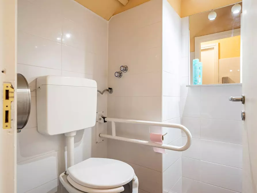 Immagine 27 di Locale commerciale in vendita  in Via Volturno 120 a Palermo