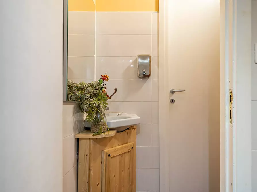 Immagine 29 di Locale commerciale in vendita  in Via Volturno 120 a Palermo