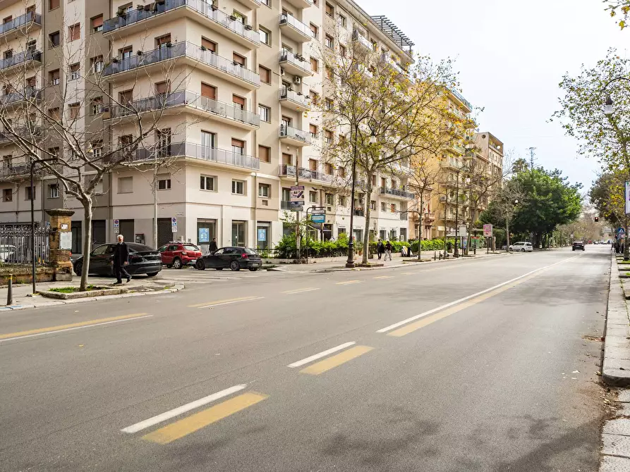 Immagine 2 di Locale commerciale in affitto  in via Libertà 159 a Palermo