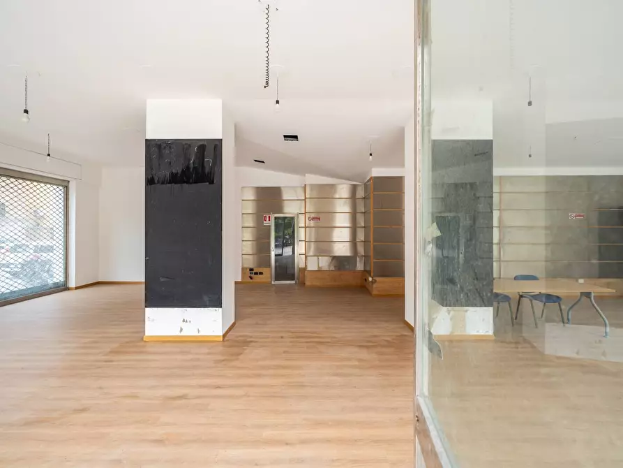 Immagine 10 di Locale commerciale in affitto  in via Libertà 159 a Palermo