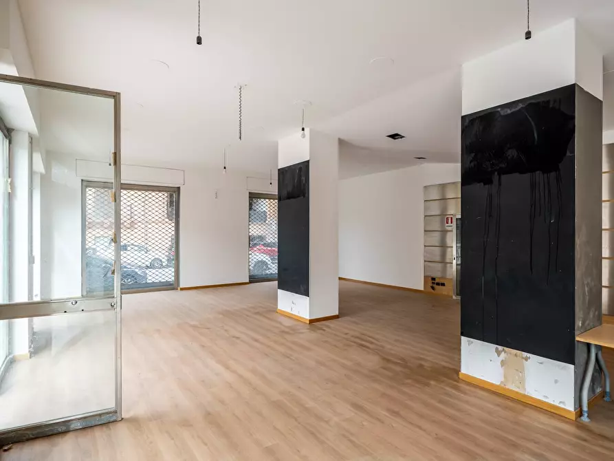Immagine 11 di Locale commerciale in affitto  in via Libertà 159 a Palermo