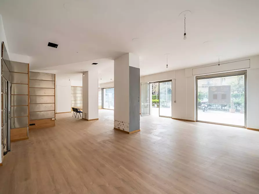 Immagine 17 di Locale commerciale in affitto  in via Libertà 159 a Palermo