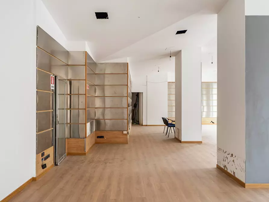 Immagine 18 di Locale commerciale in affitto  in via Libertà 159 a Palermo