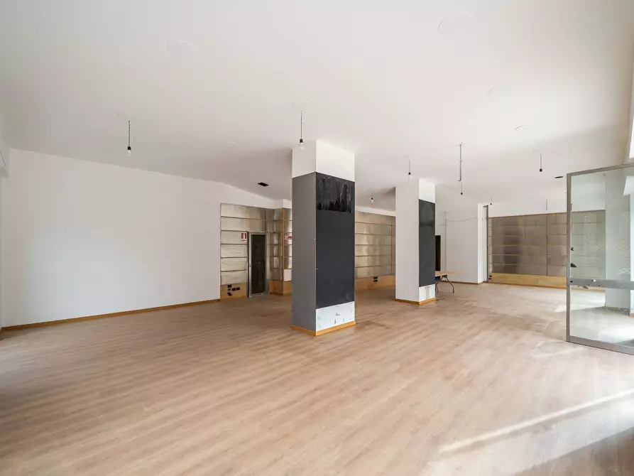 Immagine 19 di Locale commerciale in affitto  in via Libertà 159 a Palermo