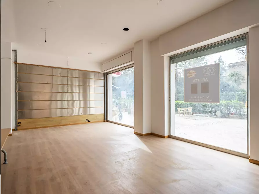 Immagine 21 di Locale commerciale in affitto  in via Libertà 159 a Palermo