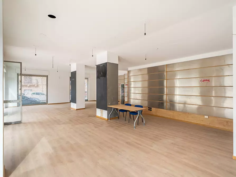 Immagine 25 di Locale commerciale in affitto  in via Libertà 159 a Palermo