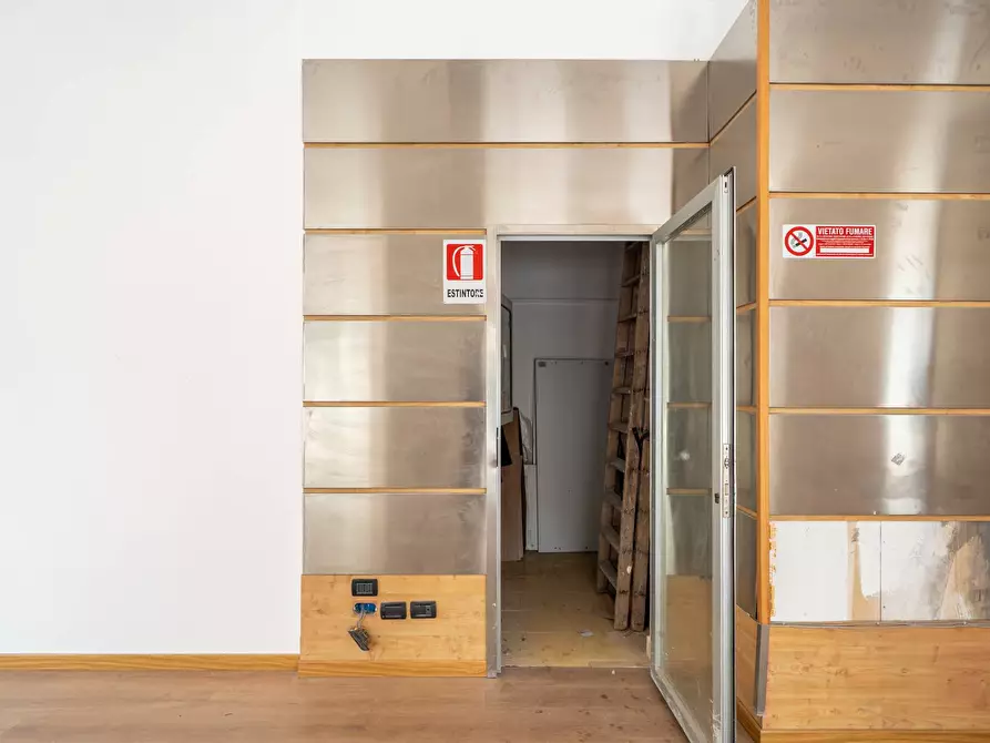 Immagine 27 di Locale commerciale in affitto  in via Libertà 159 a Palermo